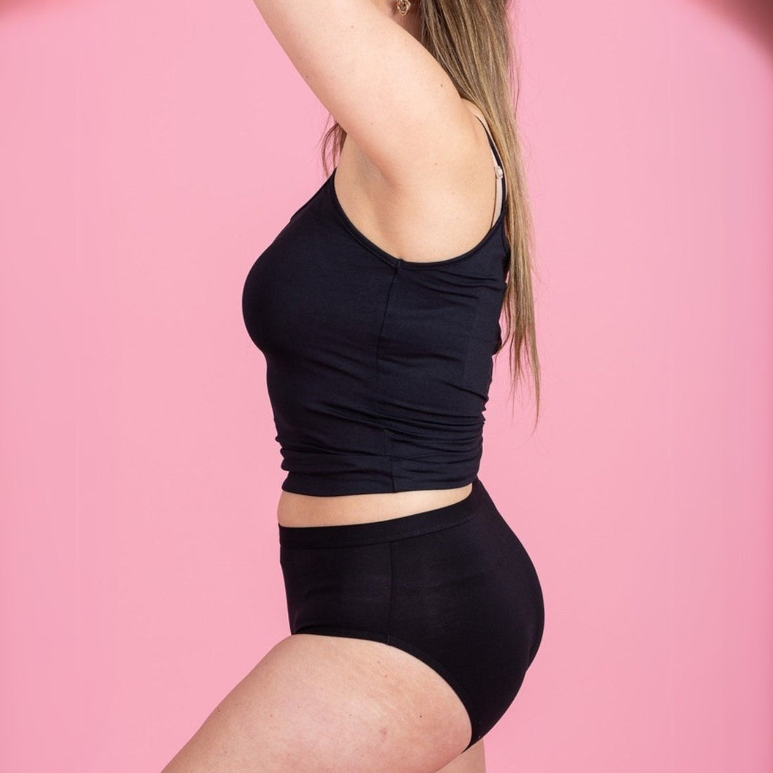Zijaanzicht van de zwarte MARIE Daily menstruatieslip van Moi et Marie met comfortabele, aansluitende pasvorm.