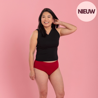Model draagt de rode MARIE Daily menstruatieslip van Moi et Marie, ontworpen voor dagelijks gebruik en bescherming bij licht bloedverlies.